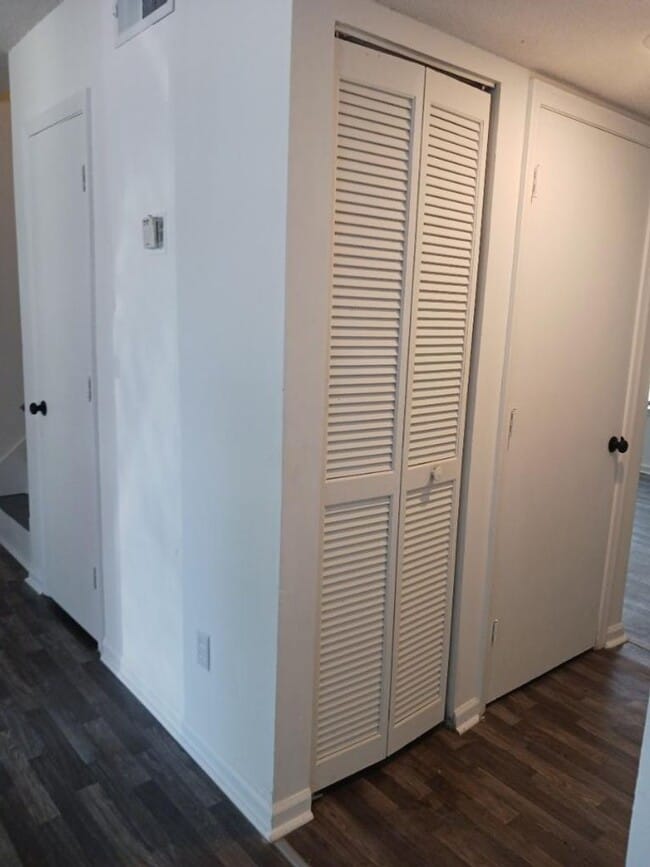 Building Photo - 3 Bed Townhome in N Chas!
