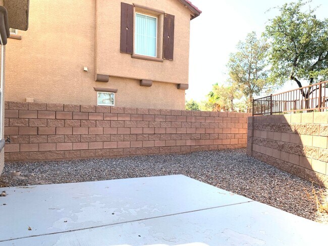 Building Photo - 3 Bedroom House in gated community