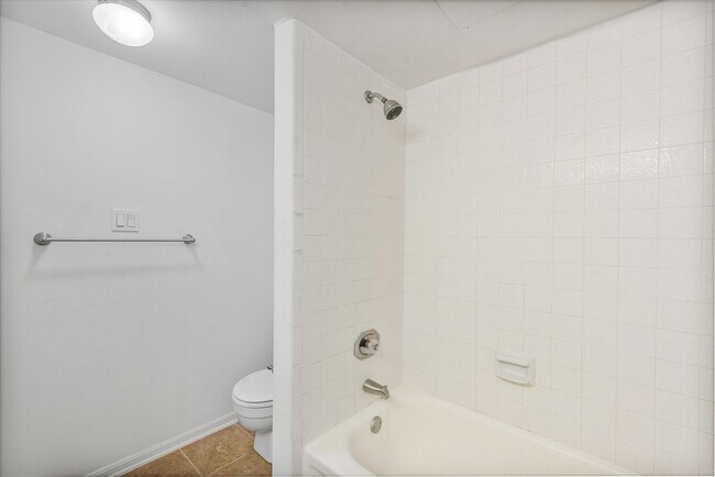 Building Photo - 3100 Walnut Bend Ln