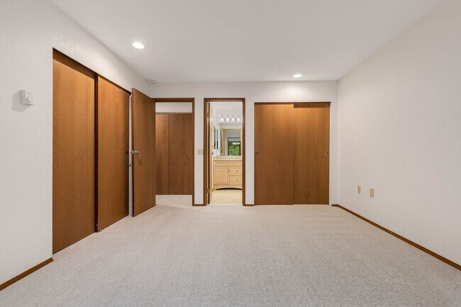 Building Photo - Beautifully Updated 2-Bedroom, 2-Bath Condo Near Downtown Kirkland