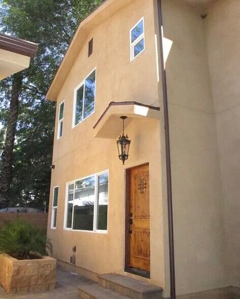 Building Photo - 6848 Encino Ave