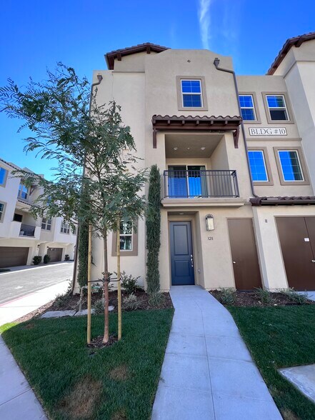 Entry - 328 Lagoon Way