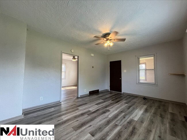 Building Photo - Two bedroom, One bathroom home for rent