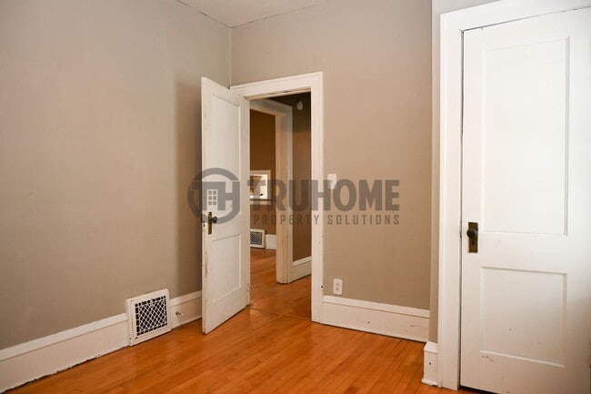 Building Photo - Large 3 Bedroom 2 Bath House w/Fenced in Yard and 2 Stall Garage!