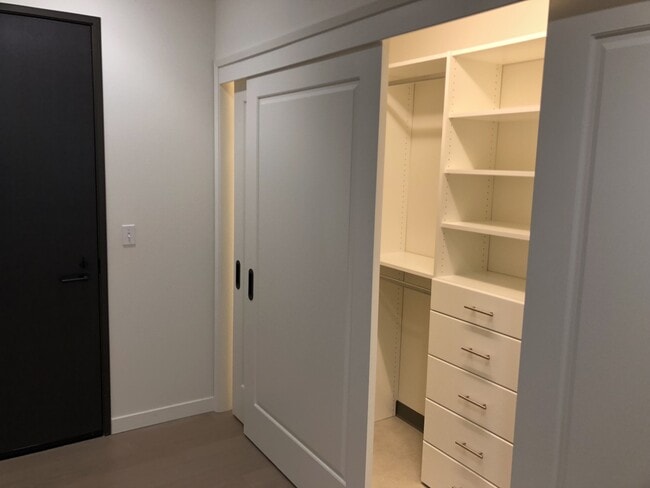 Building Photo - Very Unique Spacious Two Bedroom - Two bat...