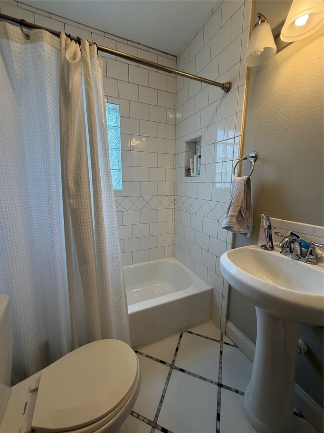 Building Photo - 307 E 28th St