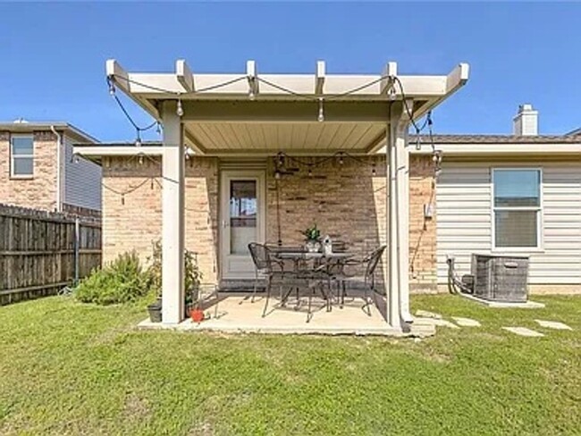 Building Photo - 3 Bedroom 2 bath home!