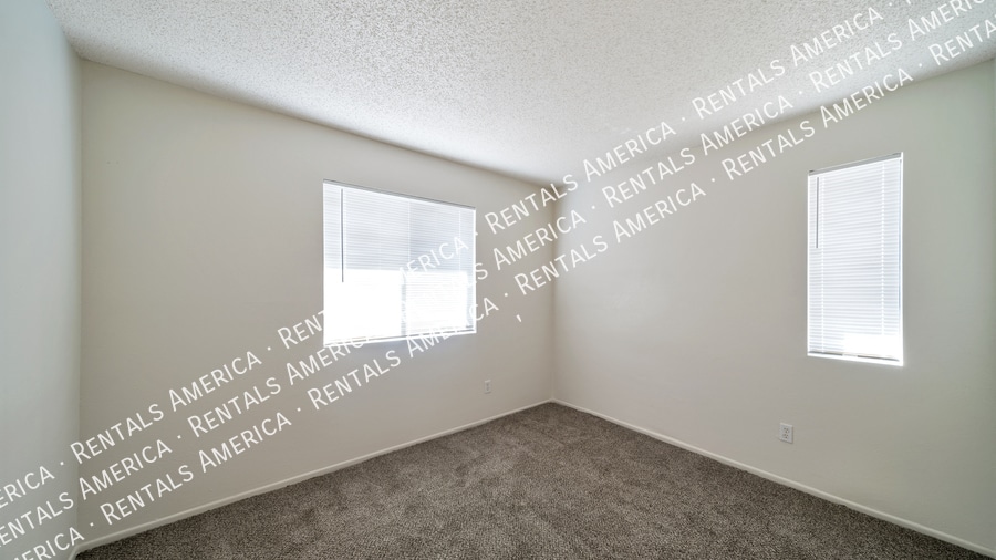 Building Photo - 1360 N Riverview Blvd