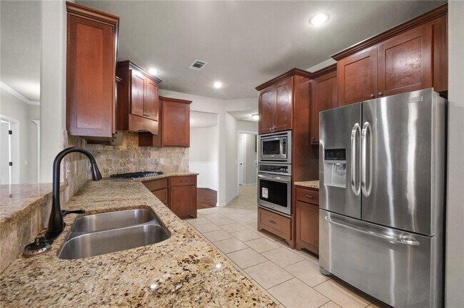 Building Photo - 904 SW Caprington St