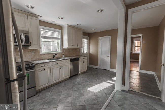 Building Photo - 23 Sunset Rd