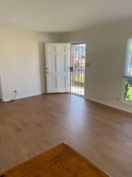 Building Photo - 913 W Walnut Ave