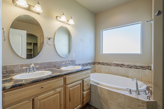 Building Photo - 382 Rosemary Way