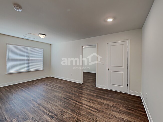 Building Photo - 5120 Valley Dr