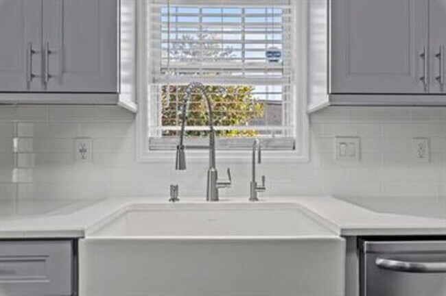 Building Photo - 600 S Buckeye Dr