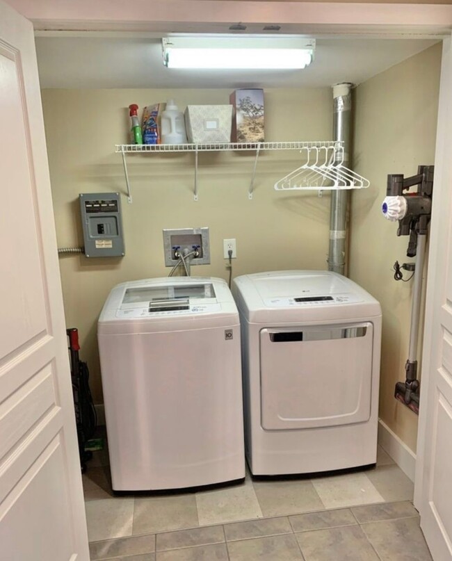 Building Photo - 2 BEDROOM 2.5 BATH TOWNHOME WITH DOWNTOWN ...
