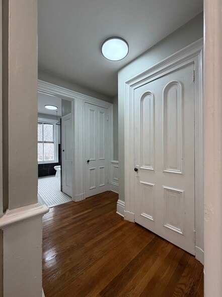 Building Photo - 124 E 7th St