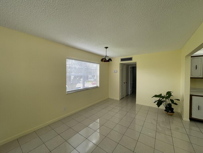 Building Photo - 816 Normandy Q