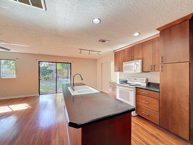 Building Photo - 640 Casa Grande Dr