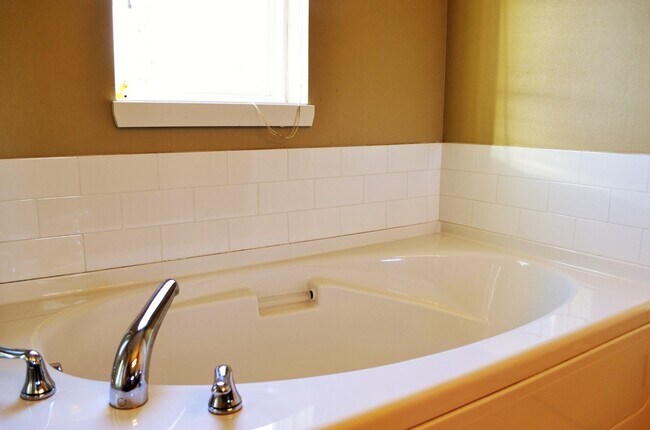 Building Photo - Desirable location/Redmond Ridge! Modern but functional. Great layout for entertaining guest or c...