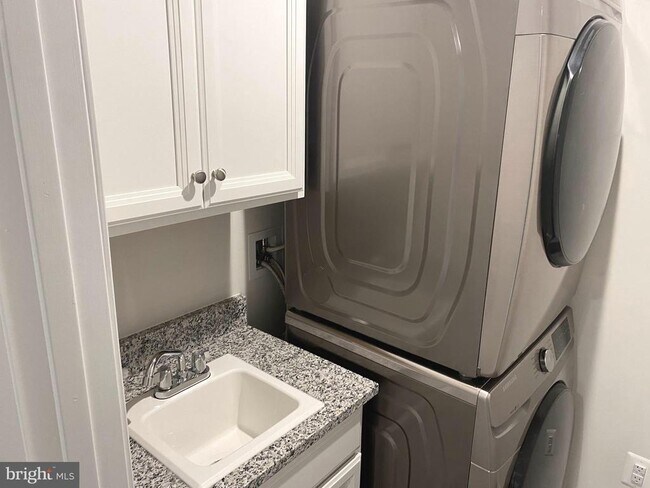 Building Photo - 7911 Independence Dr