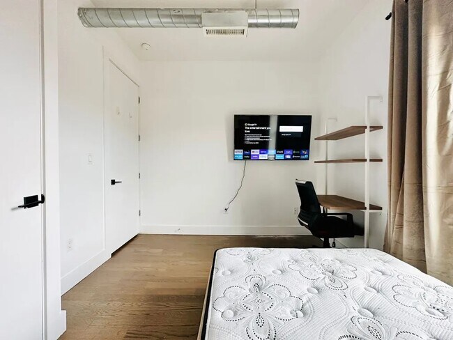 Building Photo - Furnished room/NOT APARTMENT