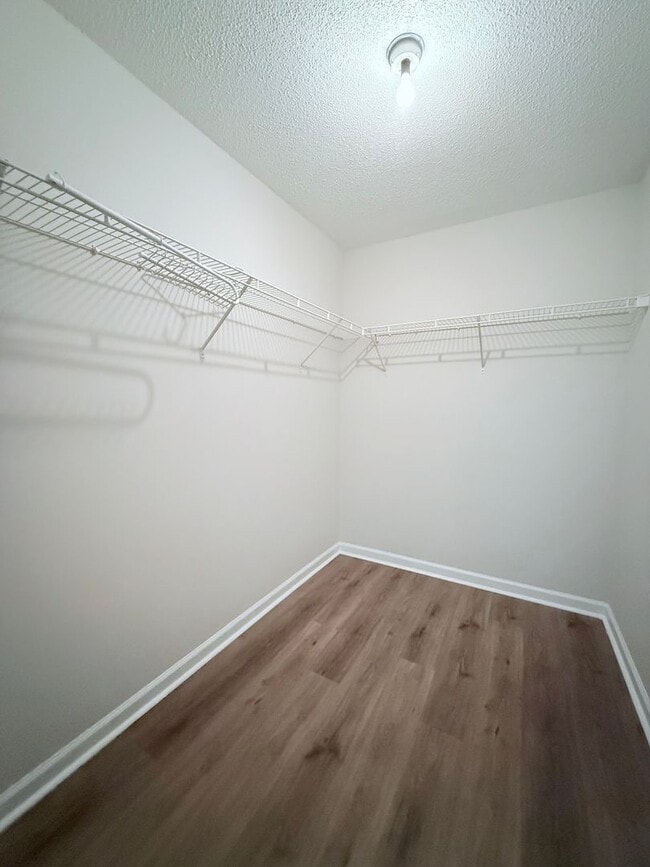 Building Photo - 2 Bedroom Townhome in gated community - Cu...