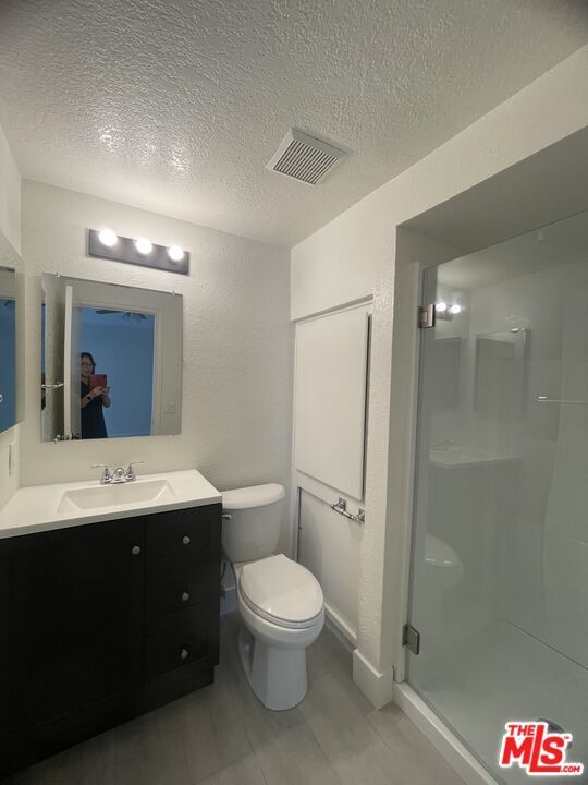 Building Photo - 22725 Lakeway Dr