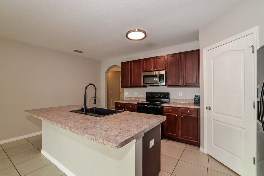 Building Photo - 16188 Yelloweyed Dr