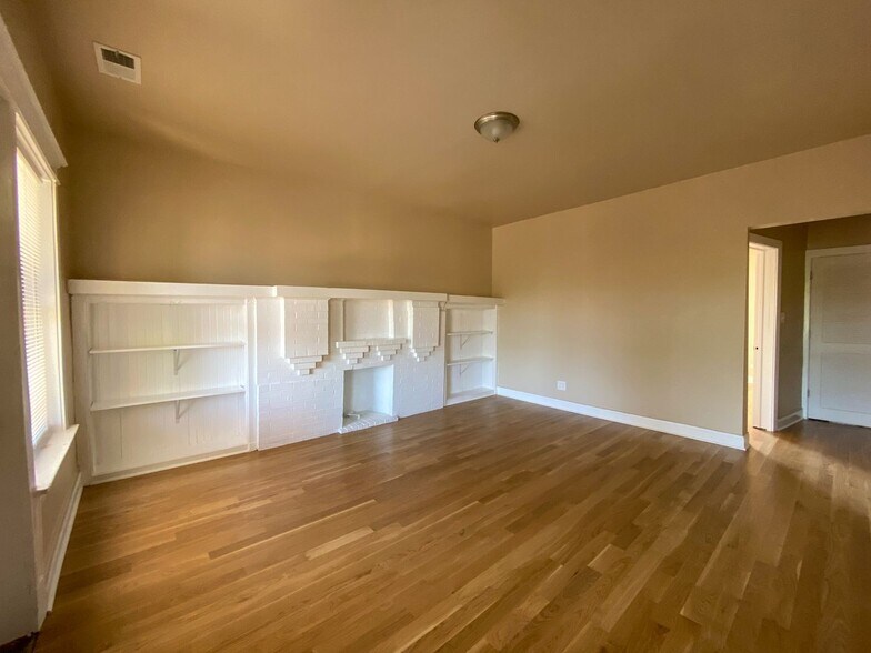 Building Photo - 7334 S Lowe Ave