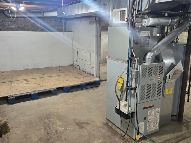 Building Photo - Country living in the city!!!