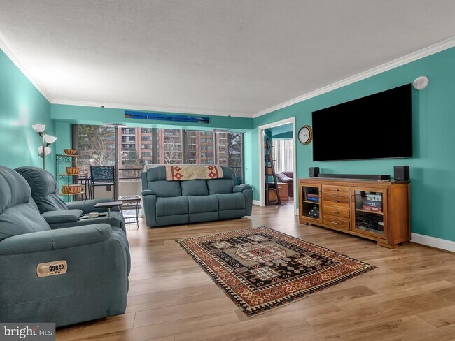 Building Photo - 1300 Crystal Dr