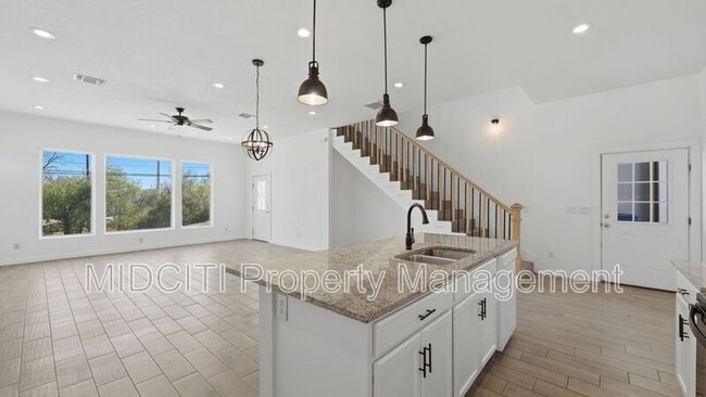 Building Photo - 895 E Mather St