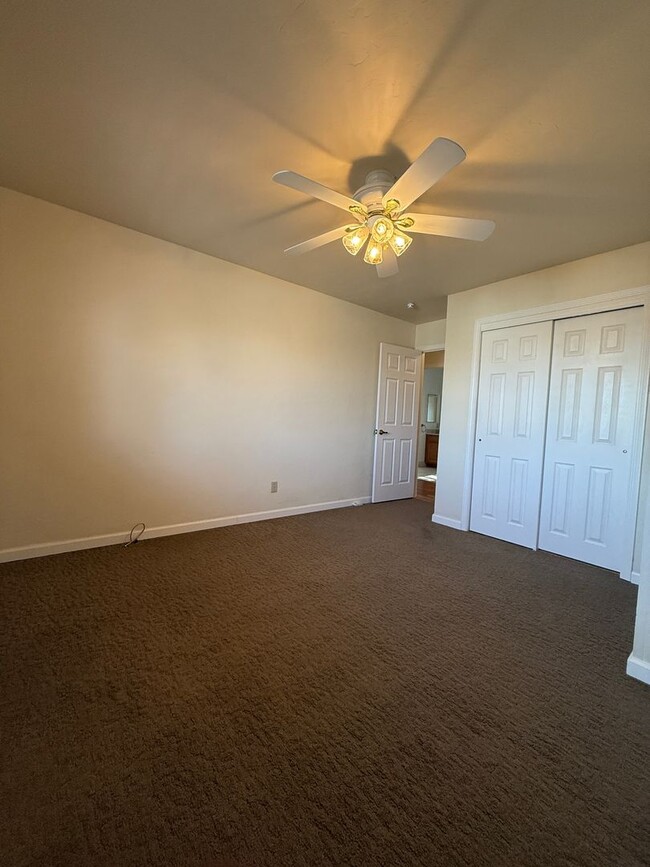 Building Photo - 3 bedroom, 3 bathroom home located in the ...