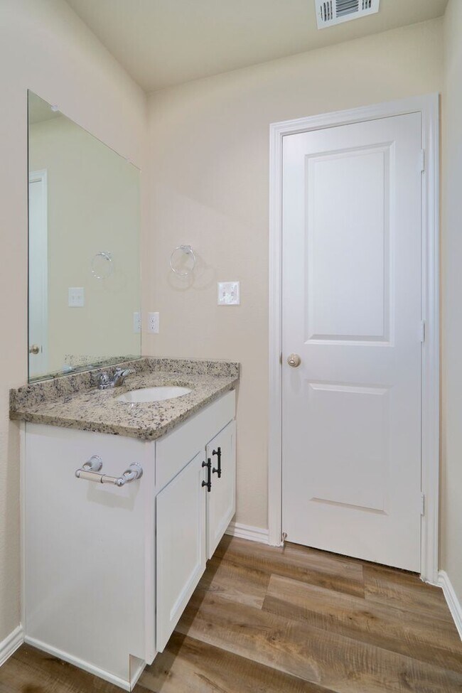 Building Photo - Hunters Ranch Beauty! 3 Bedroom 2 1/2 Bath Townhome