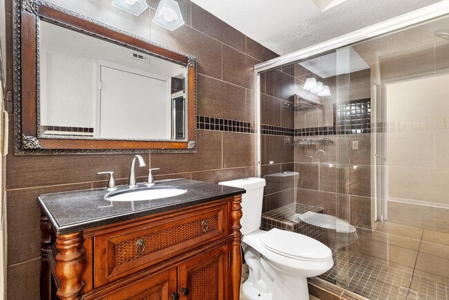 Building Photo - Venetian Place - 612