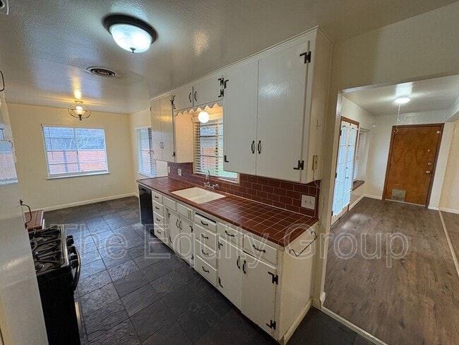 Building Photo - 1044 S Linda Vista St