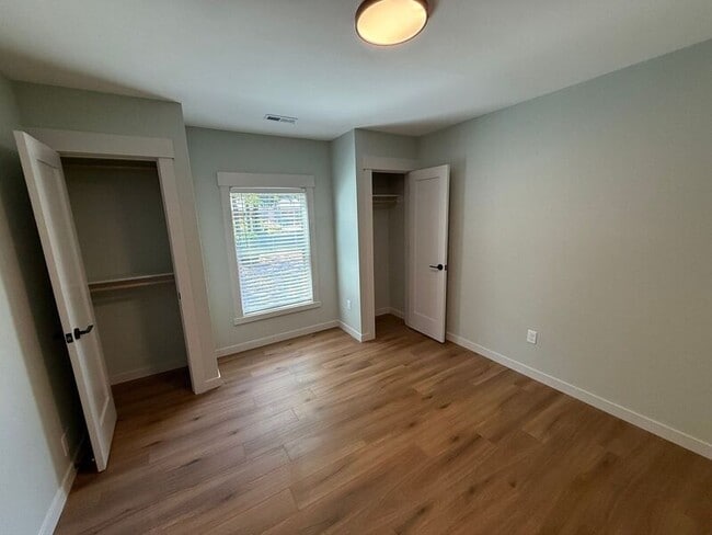 Building Photo - 805 Boxwood Ln SE