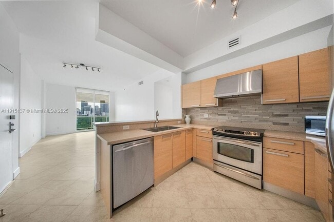 Building Photo - 2525 SW 3rd Ave