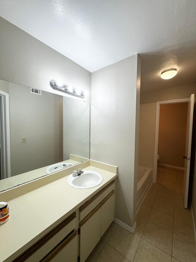 Building Photo - 401 Fountainhead Cir