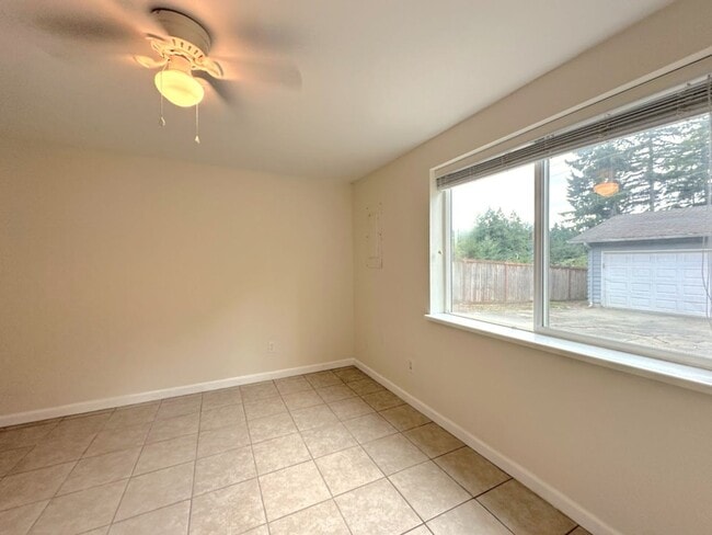 Building Photo - 5 bedrooms and a 3 car garage in Universit...