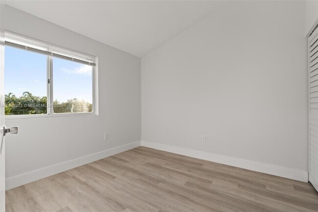 Building Photo - 6255 SW Kendale Lakes Cir