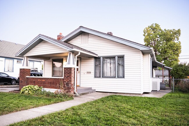 Primary Photo - Large 2 Bed 2 Bath Home w/ Detached Garage...