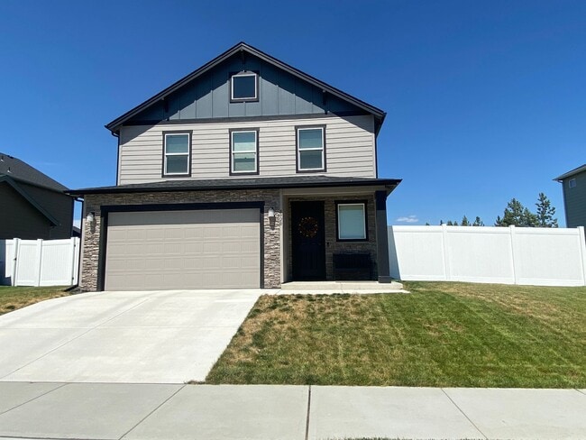 Primary Photo - Beautiful 3-Bedroom Home with Covered Rear...