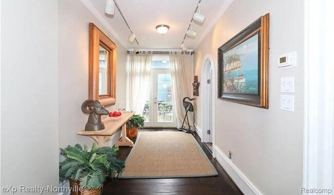 Building Photo - 212 S Pontiac Trail