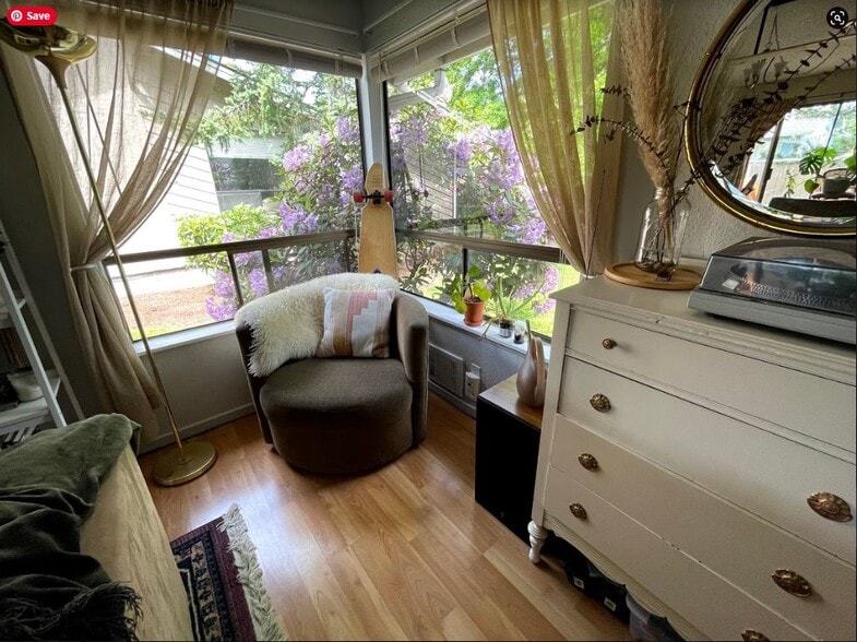 Living Room - 2527 Superior St