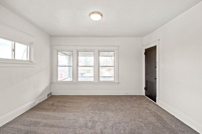 Building Photo - 1024 Steuben St