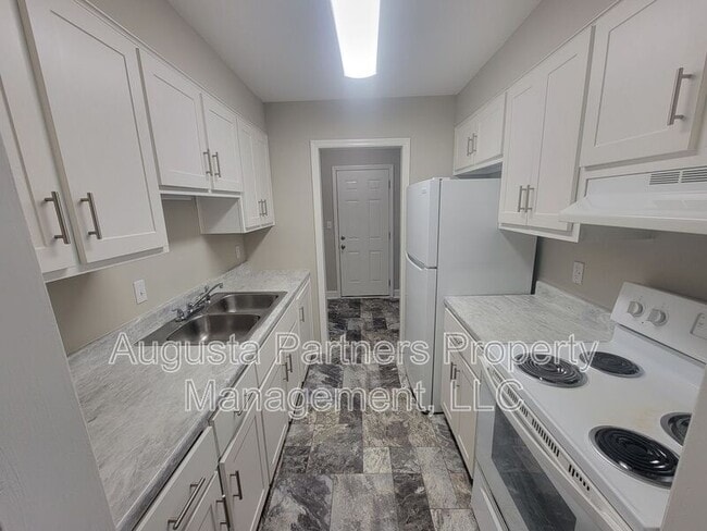 Building Photo - 1546 Hamilton Dr