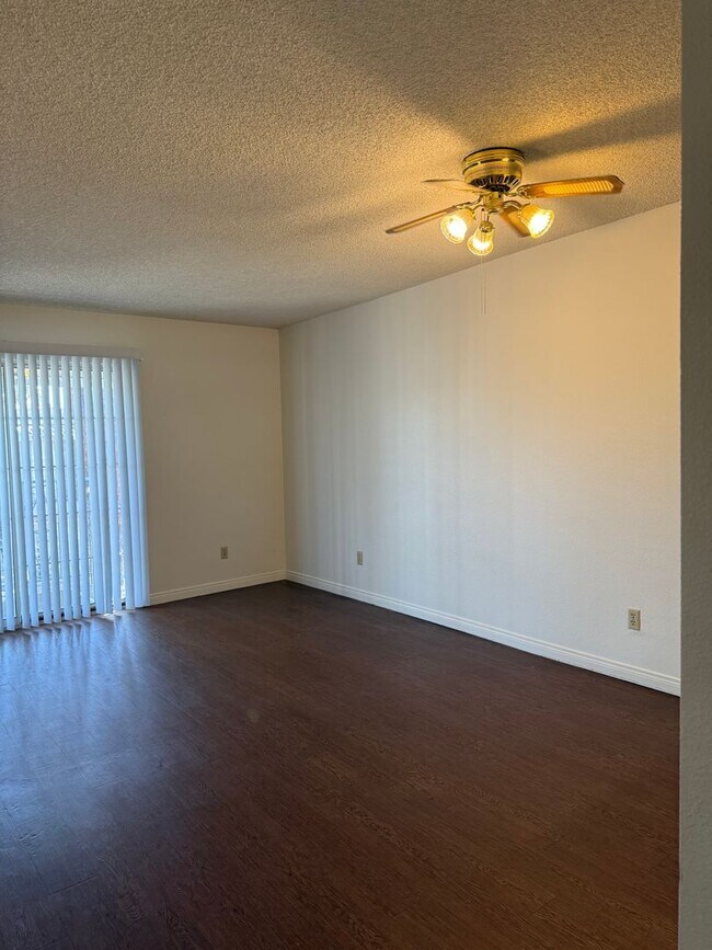 Building Photo - Great Condo