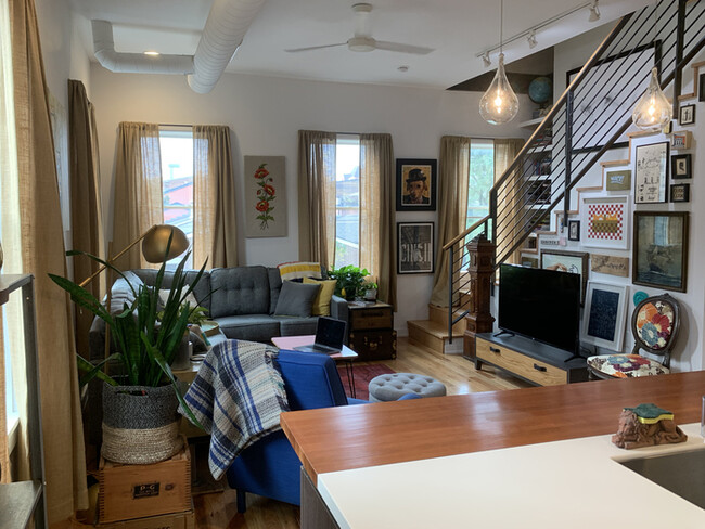 Building Photo - Charming OTR Loft!