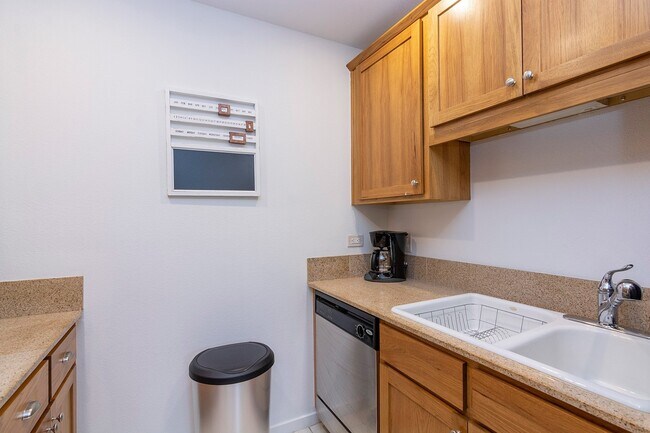 Building Photo - Fully Furnished One Bedroom Condo Available Now!
